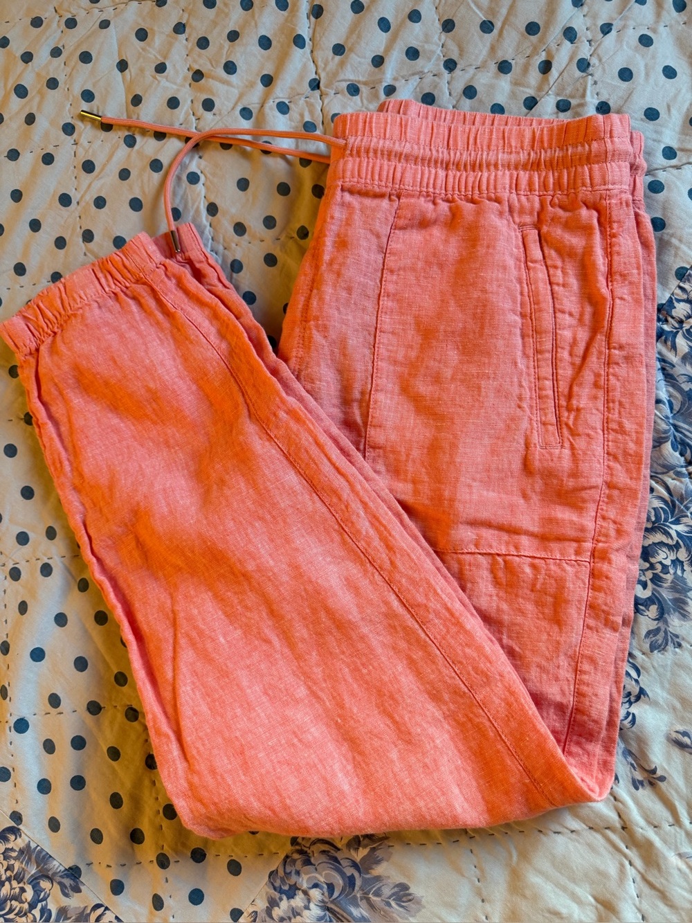 New Athleta summer weight pants size 12
Relaxed silhouette effortless style